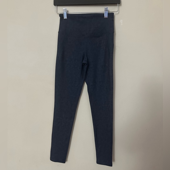 Vuori Pace High Rise Legging! Ocean Texture Blue! EUC - Picture 3 of 8